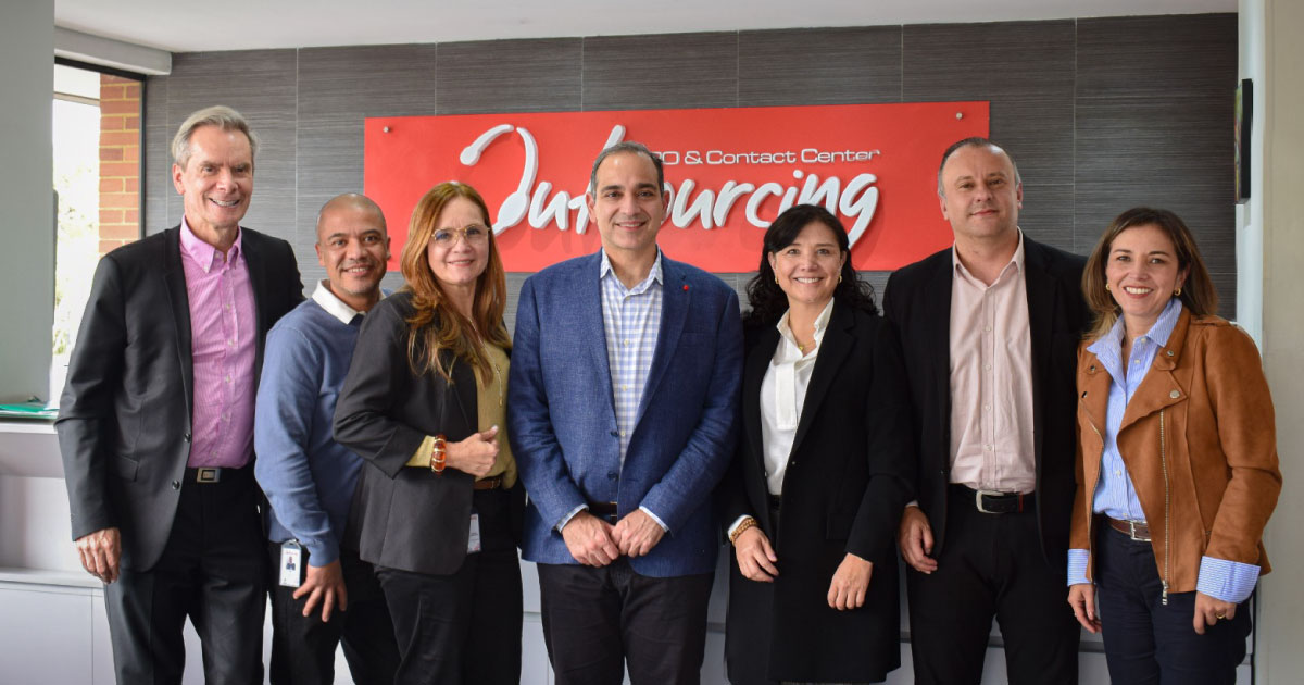 Equipo de Outsourcing y SoundHound AI en el marco de la alianza para impulsar la IA conversacional.