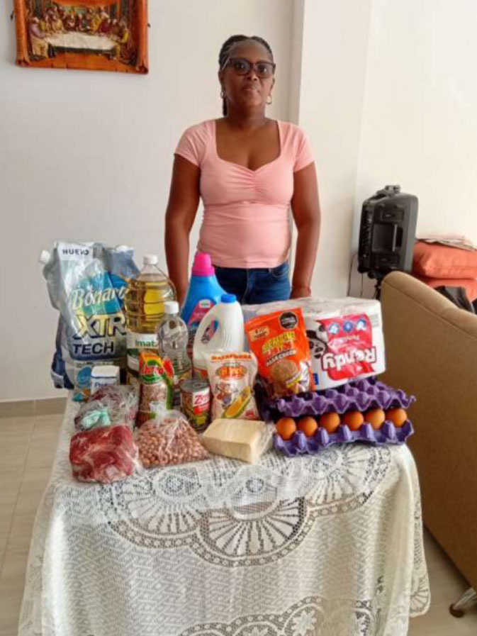 Entrega de ayudas alimentarias a colaboradores y familias apoyadas por Outsourcing.