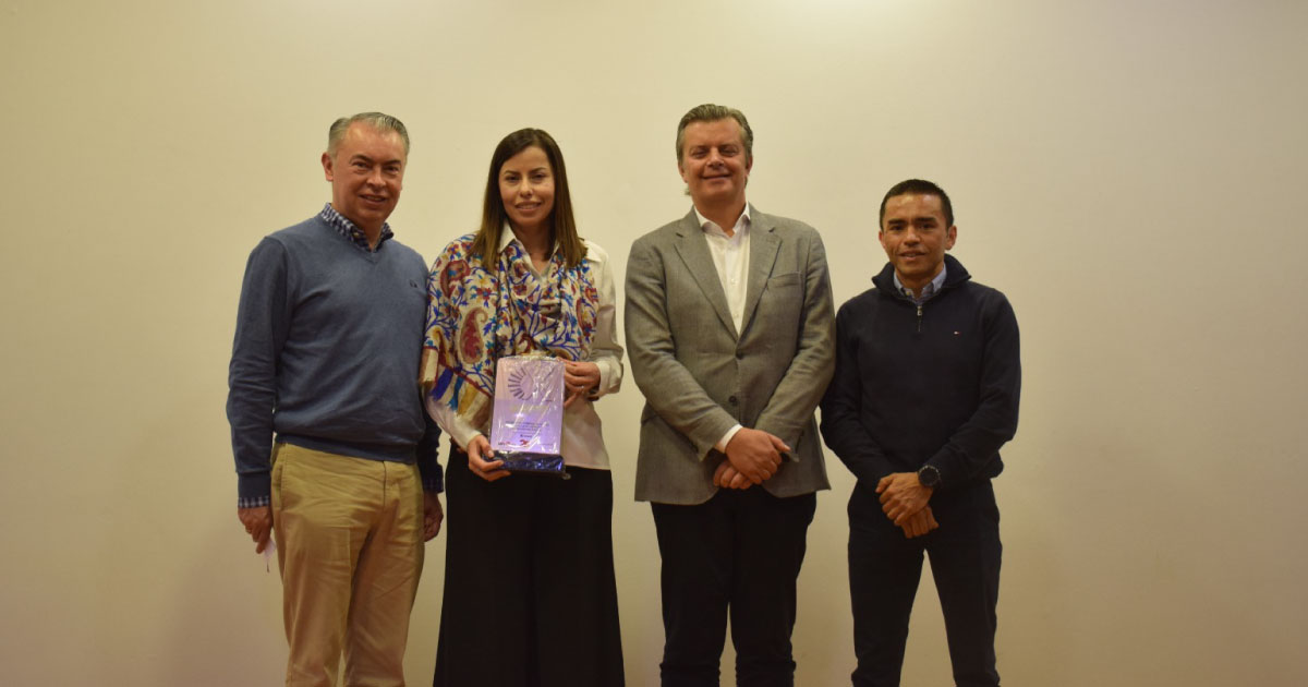 Representantes de Bogotá y Outsourcing durante la celebración de los 25 años de la Línea 195.