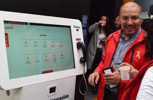 linea-195-bogota-autogestion-atencion-ciudadana Punto de autogestión de la Línea 195 de Bogotá para facilitar trámites y consultas de atención ciudadana.
