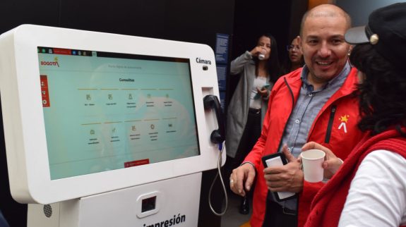 Punto de autogestión de la Línea 195 de Bogotá para facilitar trámites y consultas de atención ciudadana.