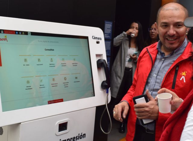 Punto de autogestión de la Línea 195 de Bogotá para facilitar trámites y consultas de atención ciudadana.