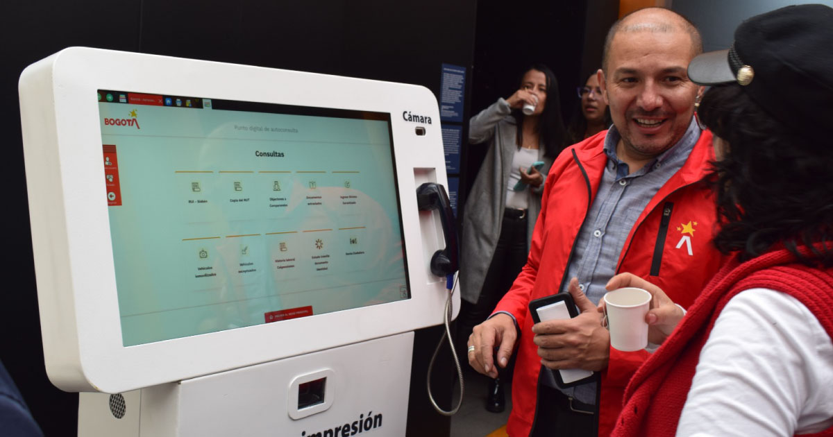Punto de autogestión de la Línea 195 de Bogotá para facilitar trámites y consultas de atención ciudadana.