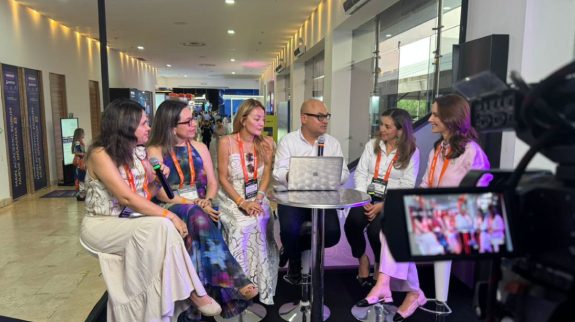 Presentación de la alianza entre SoundHound AI y Outsourcing durante ANDICOM 2026.